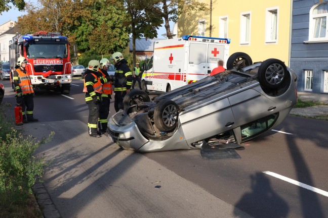 	Auto nach Kollision mit Baum auf Wiener Straße in Wels-Pernau überschlagen