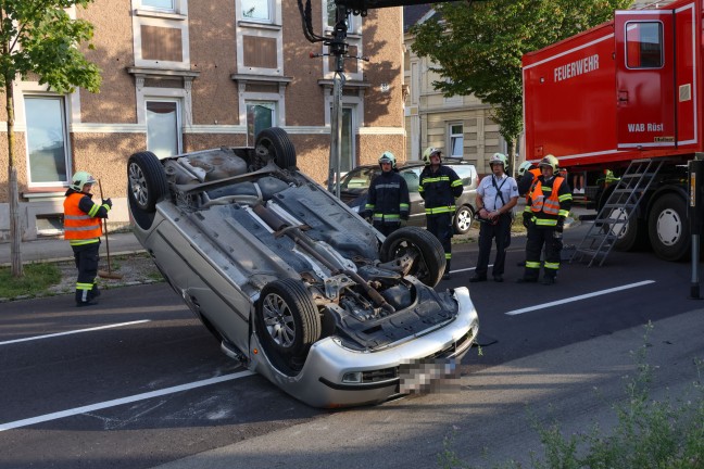 	Auto nach Kollision mit Baum auf Wiener Straße in Wels-Pernau überschlagen