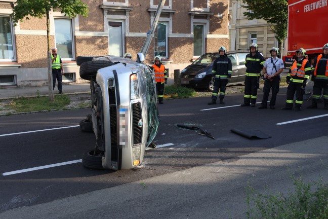 	Auto nach Kollision mit Baum auf Wiener Straße in Wels-Pernau überschlagen