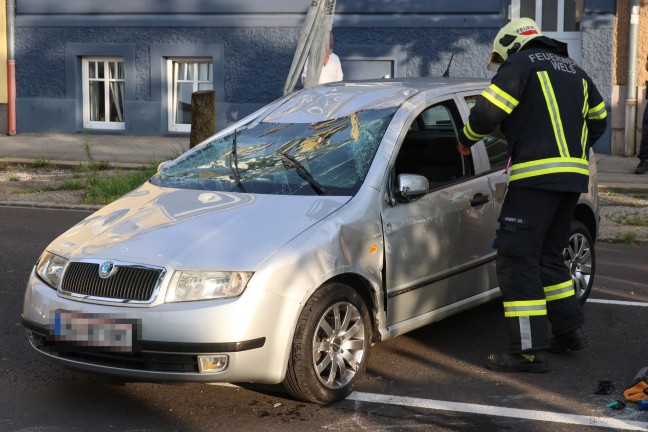 	Auto nach Kollision mit Baum auf Wiener Straße in Wels-Pernau überschlagen