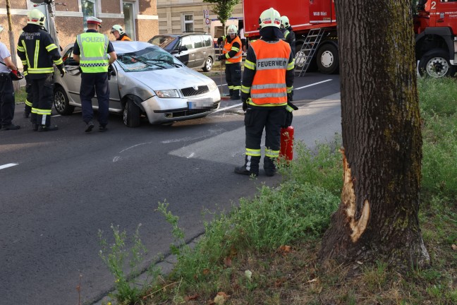 	Auto nach Kollision mit Baum auf Wiener Straße in Wels-Pernau überschlagen