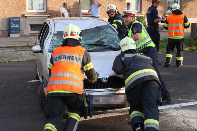 	Auto nach Kollision mit Baum auf Wiener Straße in Wels-Pernau überschlagen