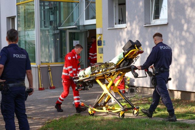 	Tödliche Brandverletzungen: Einsatzkräfte nach Brand in einer Wohnung in Wels-Lichtenegg im Einsatz