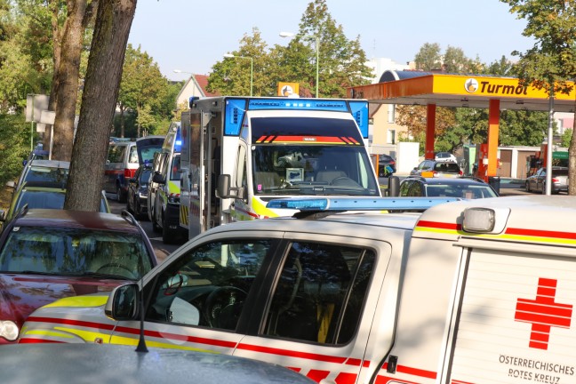 	Tödliche Brandverletzungen: Einsatzkräfte nach Brand in einer Wohnung in Wels-Lichtenegg im Einsatz