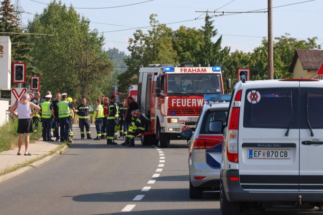 	Lenkerin verletzt: Auto auf Bahnübergang in Fraham mit Lokalbahn kollidiert