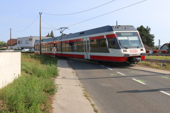 	Lenkerin verletzt: Auto auf Bahnübergang in Fraham mit Lokalbahn kollidiert