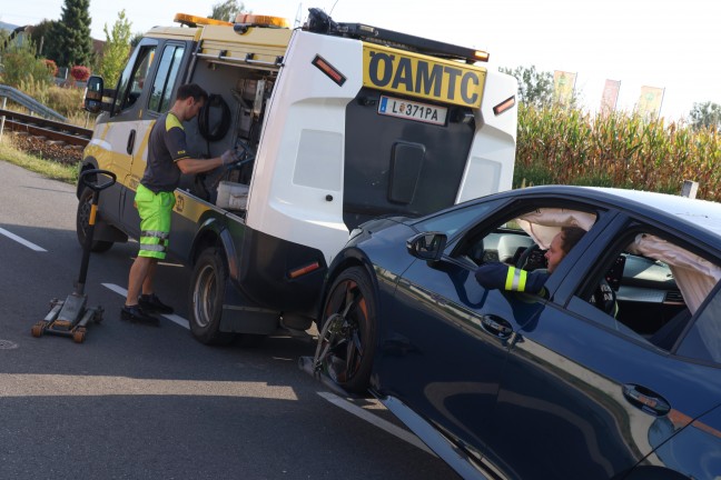 	Lenkerin verletzt: Auto auf Bahnübergang in Fraham mit Lokalbahn kollidiert