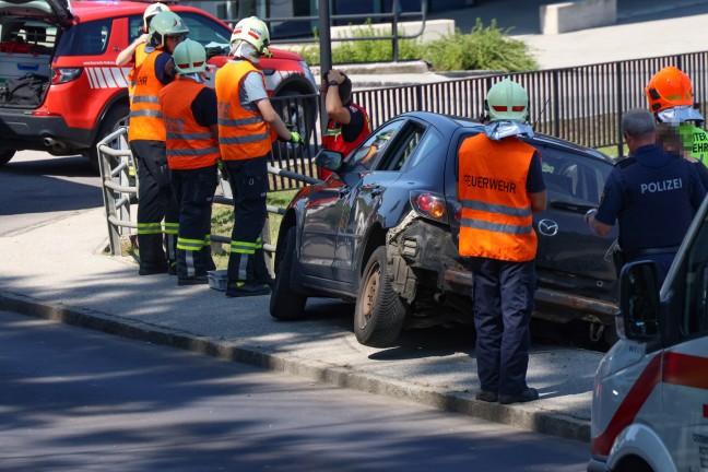 	Auto bei Verkehrsunfall in Thalheim bei Wels gegen Geländer gekracht