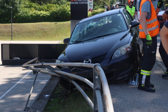 	Auto bei Verkehrsunfall in Thalheim bei Wels gegen Geländer gekracht