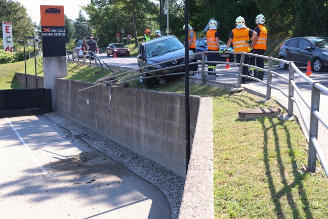 	Auto bei Verkehrsunfall in Thalheim bei Wels gegen Geländer gekracht