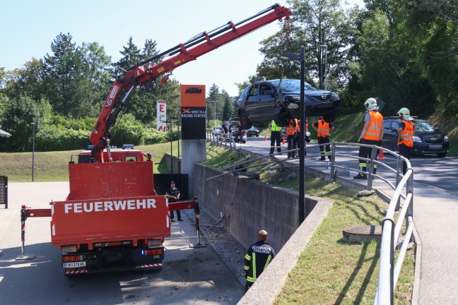 	Auto bei Verkehrsunfall in Thalheim bei Wels gegen Geländer gekracht