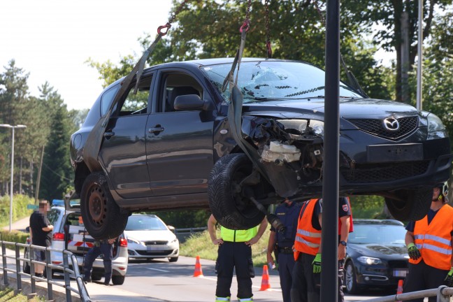 	Auto bei Verkehrsunfall in Thalheim bei Wels gegen Geländer gekracht