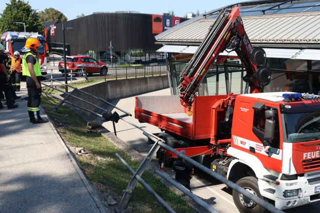 	Auto bei Verkehrsunfall in Thalheim bei Wels gegen Geländer gekracht