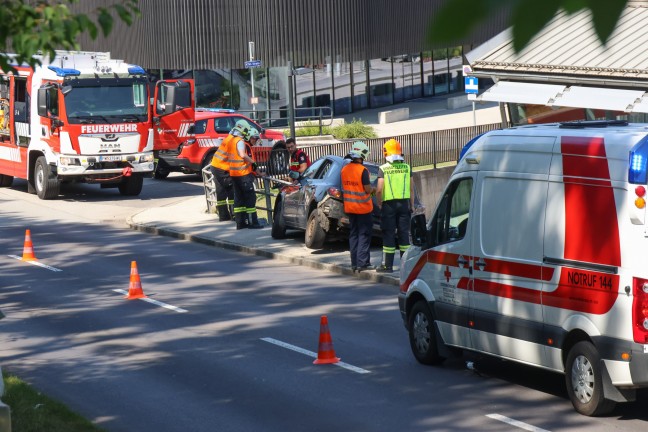 	Auto bei Verkehrsunfall in Thalheim bei Wels gegen Geländer gekracht