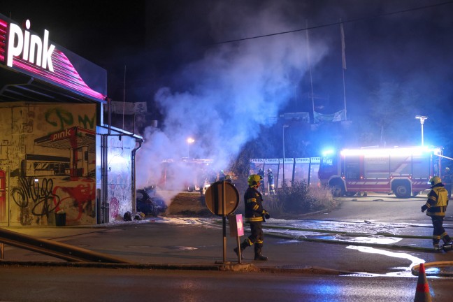 	Auto stand direkt neben einer Tankstelle in Krenglbach in Vollbrand