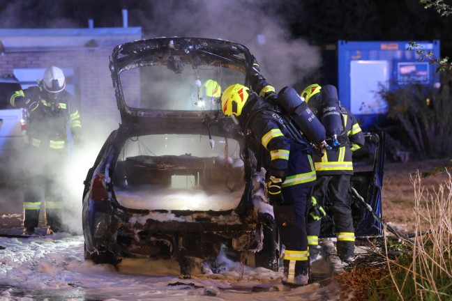 	Auto stand direkt neben einer Tankstelle in Krenglbach in Vollbrand