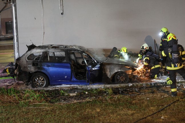 	Auto stand direkt neben einer Tankstelle in Krenglbach in Vollbrand