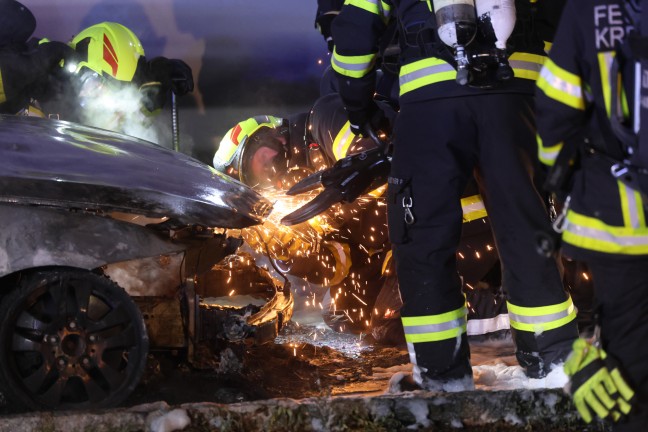 	Auto stand direkt neben einer Tankstelle in Krenglbach in Vollbrand