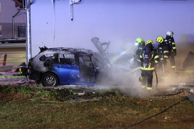 	Auto stand direkt neben einer Tankstelle in Krenglbach in Vollbrand