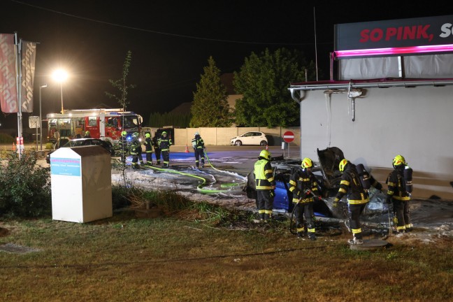 	Auto stand direkt neben einer Tankstelle in Krenglbach in Vollbrand