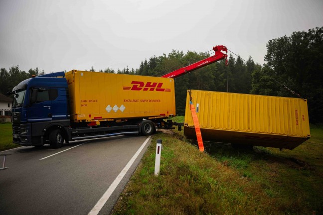 	LKW-Bergung: Anhänger auf Mauerkirchener Straße bei Moosbach umgestürzt