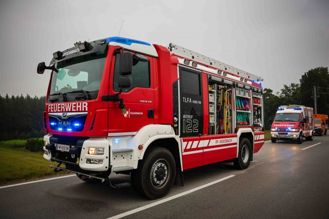 	LKW-Bergung: Anhänger auf Mauerkirchener Straße bei Moosbach umgestürzt