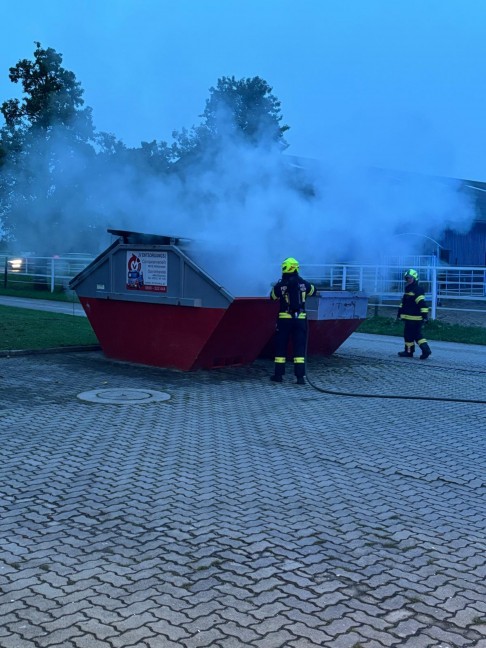 	Brand eines Abfallcontainers in Ohlsdorf von Einsatzkräften der Feuerwehr schnell gelöscht