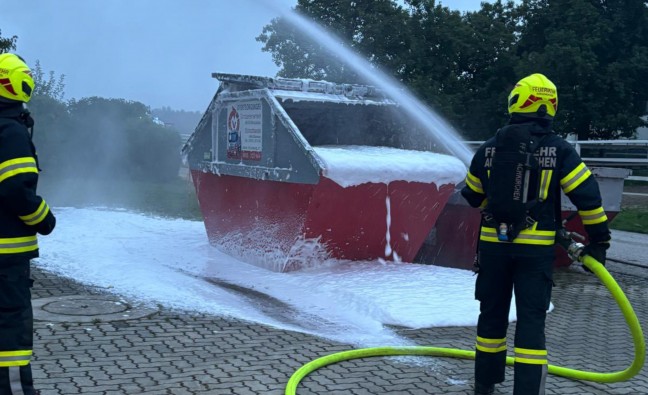 	Brand eines Abfallcontainers in Ohlsdorf von Einsatzkräften der Feuerwehr schnell gelöscht