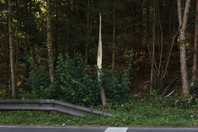 	Tödlicher Verkehrsunfall: Autolenker (29) bei PKW-Überschlag in Tiefgraben aus Fahrzeug geschleudert