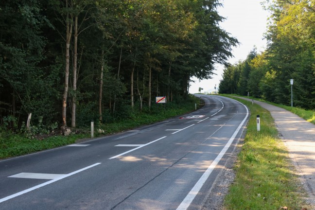 	Tödlicher Verkehrsunfall: Autolenker (29) bei PKW-Überschlag in Tiefgraben aus Fahrzeug geschleudert