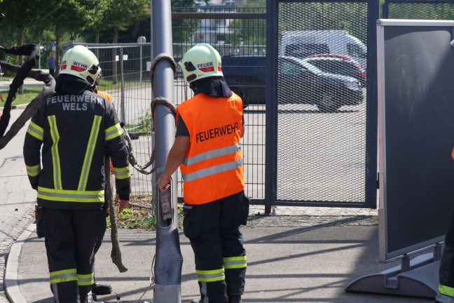 	Straßenlaterne in Wels-Lichtenegg drohte nach offensichtlichem Unfall umzustürzen