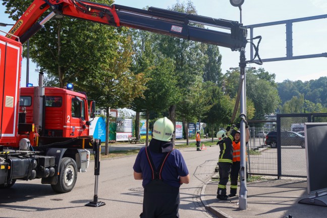 	Straßenlaterne in Wels-Lichtenegg drohte nach offensichtlichem Unfall umzustürzen