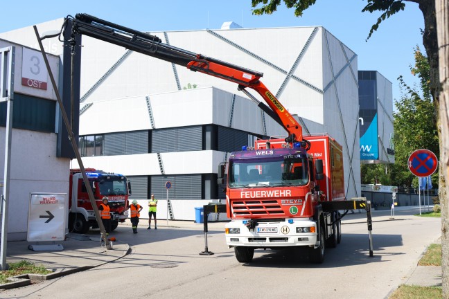 	Straßenlaterne in Wels-Lichtenegg drohte nach offensichtlichem Unfall umzustürzen