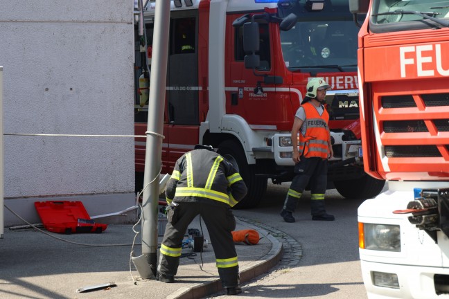 	Straßenlaterne in Wels-Lichtenegg drohte nach offensichtlichem Unfall umzustürzen