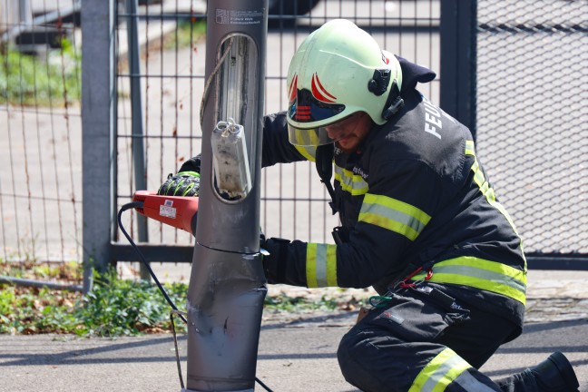 	Straßenlaterne in Wels-Lichtenegg drohte nach offensichtlichem Unfall umzustürzen