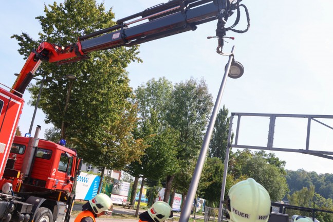 	Straßenlaterne in Wels-Lichtenegg drohte nach offensichtlichem Unfall umzustürzen