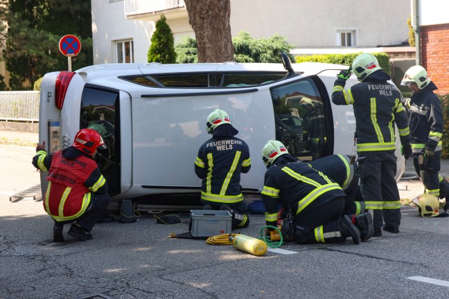 	Lenker nach schwerem Unfall in Wels-Innenstadt mit Beinen teilweise unter Auto eingeklemmt