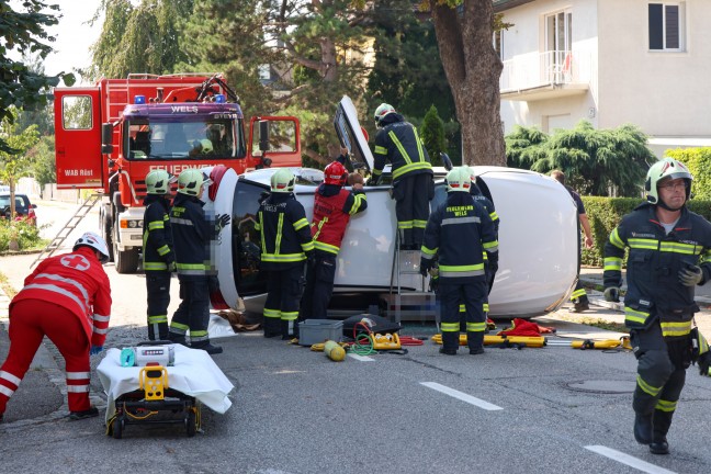 	Lenker nach schwerem Unfall in Wels-Innenstadt mit Beinen teilweise unter Auto eingeklemmt