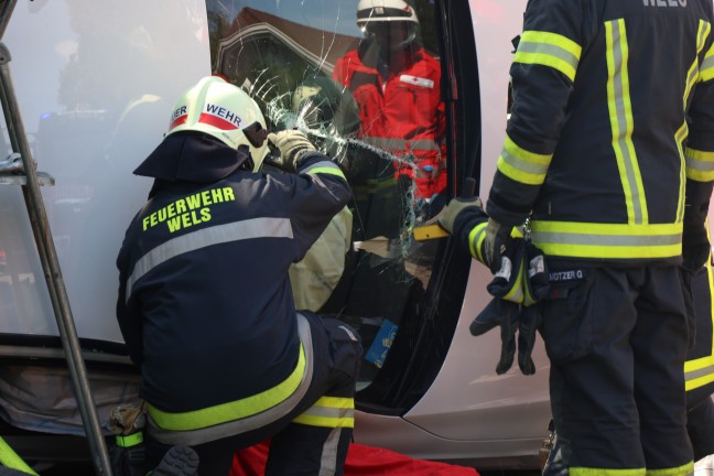 	Lenker nach schwerem Unfall in Wels-Innenstadt mit Beinen teilweise unter Auto eingeklemmt