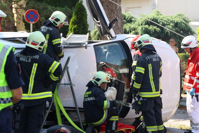 	Lenker nach schwerem Unfall in Wels-Innenstadt mit Beinen teilweise unter Auto eingeklemmt