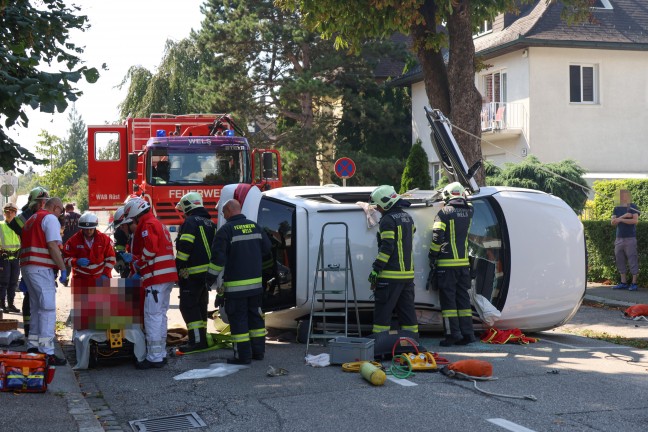 	Lenker nach schwerem Unfall in Wels-Innenstadt mit Beinen teilweise unter Auto eingeklemmt