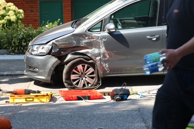 	Lenker nach schwerem Unfall in Wels-Innenstadt mit Beinen teilweise unter Auto eingeklemmt