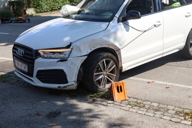 	Lenker nach schwerem Unfall in Wels-Innenstadt mit Beinen teilweise unter Auto eingeklemmt