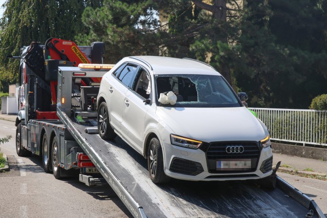 	Lenker nach schwerem Unfall in Wels-Innenstadt mit Beinen teilweise unter Auto eingeklemmt