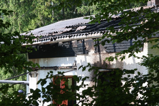 	Brand eines Wochenendhauses: Vier Feuerwehren bei Löscharbeiten in Hinterstoder im Einsatz