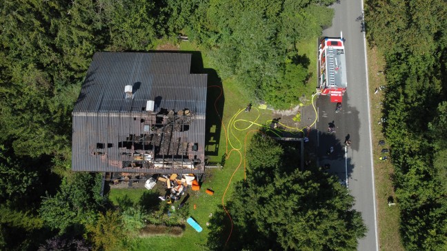 	Brand eines Wochenendhauses: Vier Feuerwehren bei Löscharbeiten in Hinterstoder im Einsatz