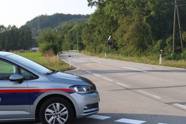 	Unter LKW eingeklemmt: E-Scooter-Lenker (14) bei Unfall auf Kreuzung in Regau schwer verletzt