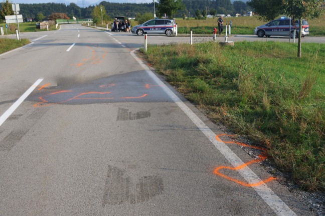 	Unter LKW eingeklemmt: E-Scooter-Lenker (14) bei Unfall auf Kreuzung in Regau schwer verletzt