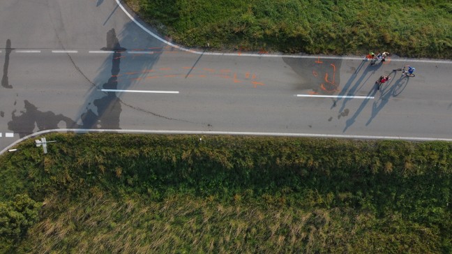 	Unter LKW eingeklemmt: E-Scooter-Lenker (14) bei Unfall auf Kreuzung in Regau schwer verletzt