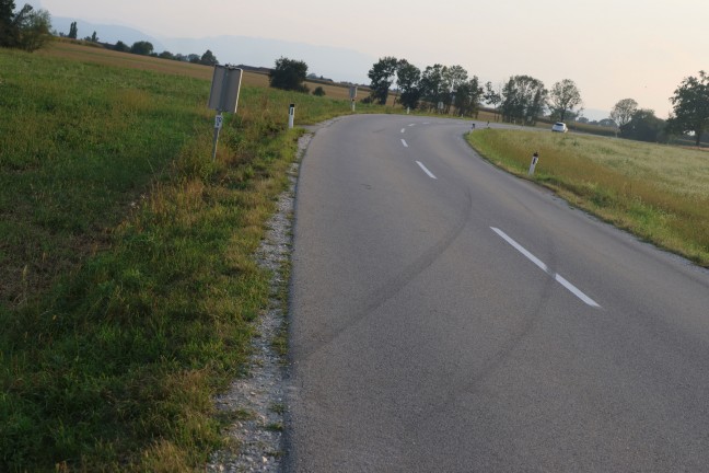 	Autolenkerin bei Fischlham mit PKW von Straße abgekommen und verunfallt